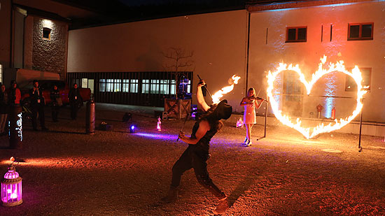 im Innenhof eine Feuershow von Pyrostyx, die von einer Geigerin live begleitet wurde (©Foto. Martin Schmitz)